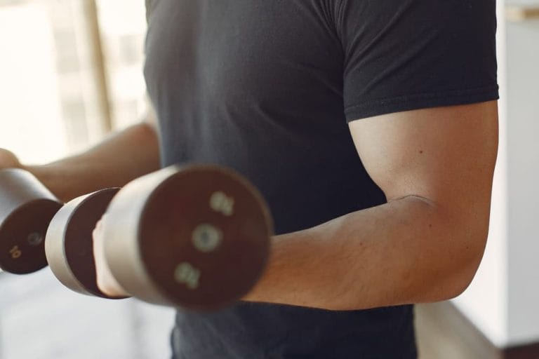 Hombre haciendo curl de biceps
