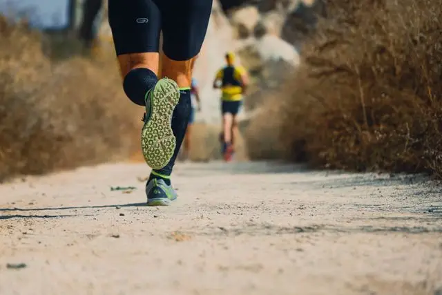 pies de persona haciendo running en primer plano