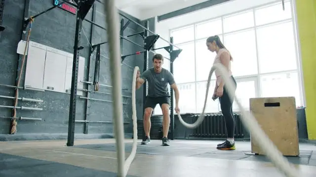 Hombre haciendo ejercicio con cuerdas gimnasio