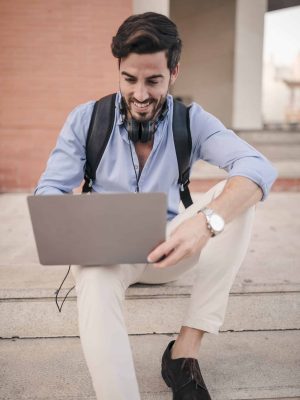 joven-sentado-en-la-escalera-estudiando-cafyd-online